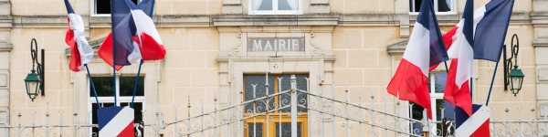 Tarifs - logiciels 2 Façade de mairie française avec drapeaux tricolores