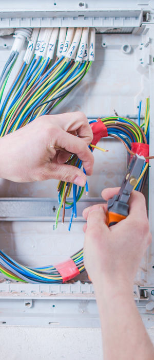 Bibliothèque de prix 8 Électricien connectant des fils dans un tableau électrique