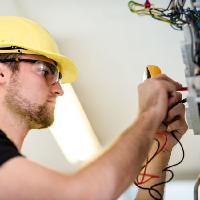 Artisan & Entreprise du BTP 4 Électricien en intervention