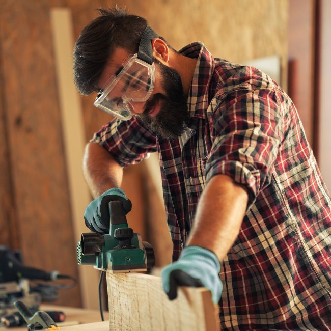 Artisan & Entreprise du BTP 9 Menuisier découpant bois