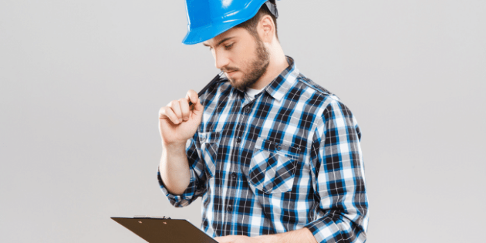 Artisan_tenant_une_n